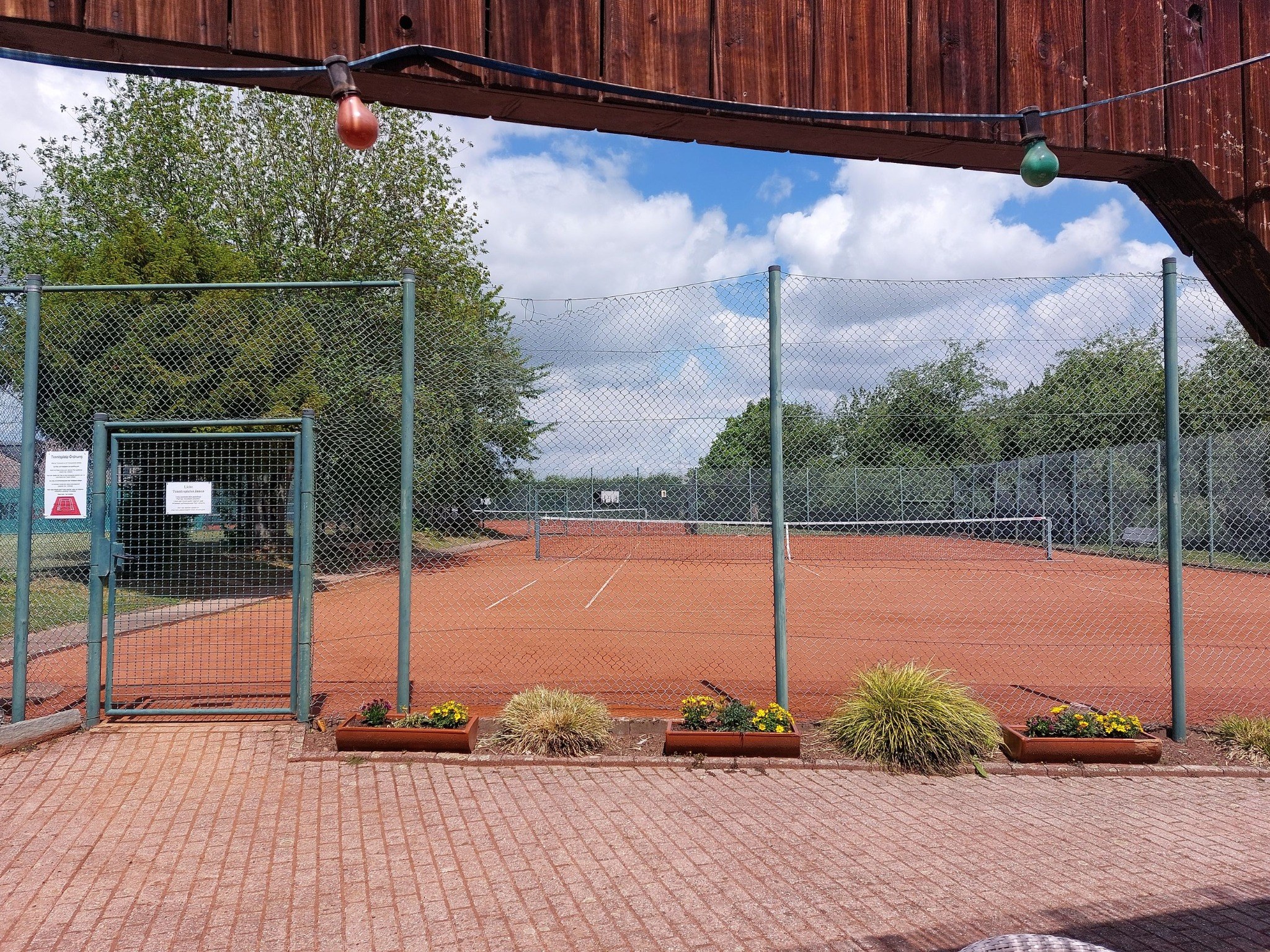 Tennisanlage und Eingangsbereich des TC Stockheim