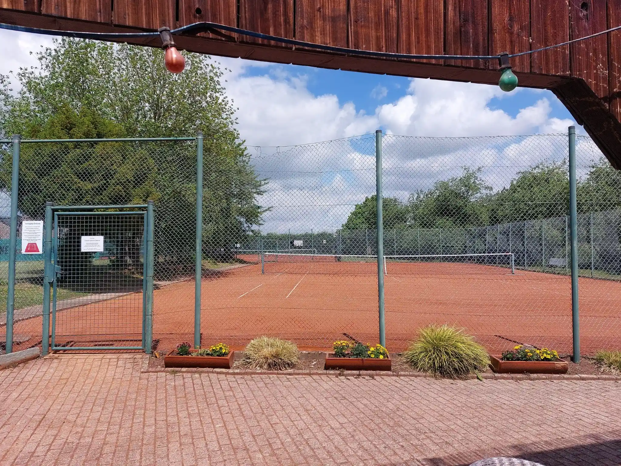 Tennisanlage und Eingangsbereich des TC Stockheim