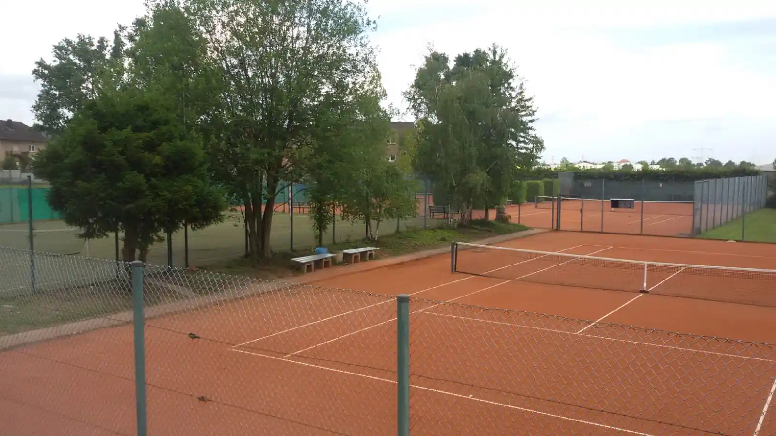 Tennispl&auml;tze des TC Stockheim aus weiterer Perspektive