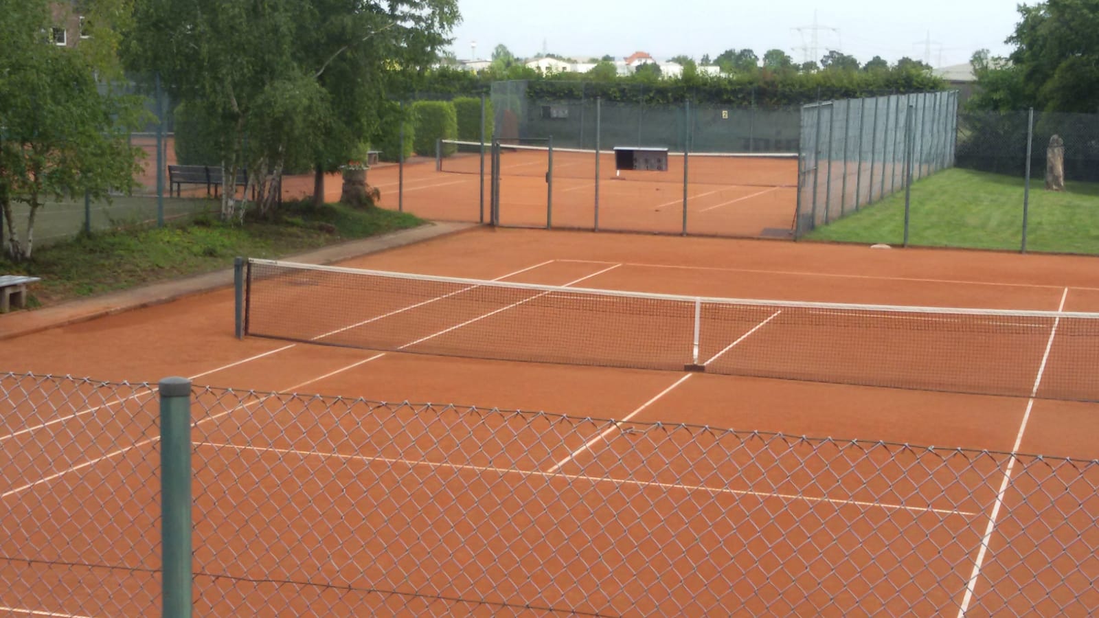 Tennispl&auml;tze des TC Stockheim mit Blick &uuml;ber die Anlage