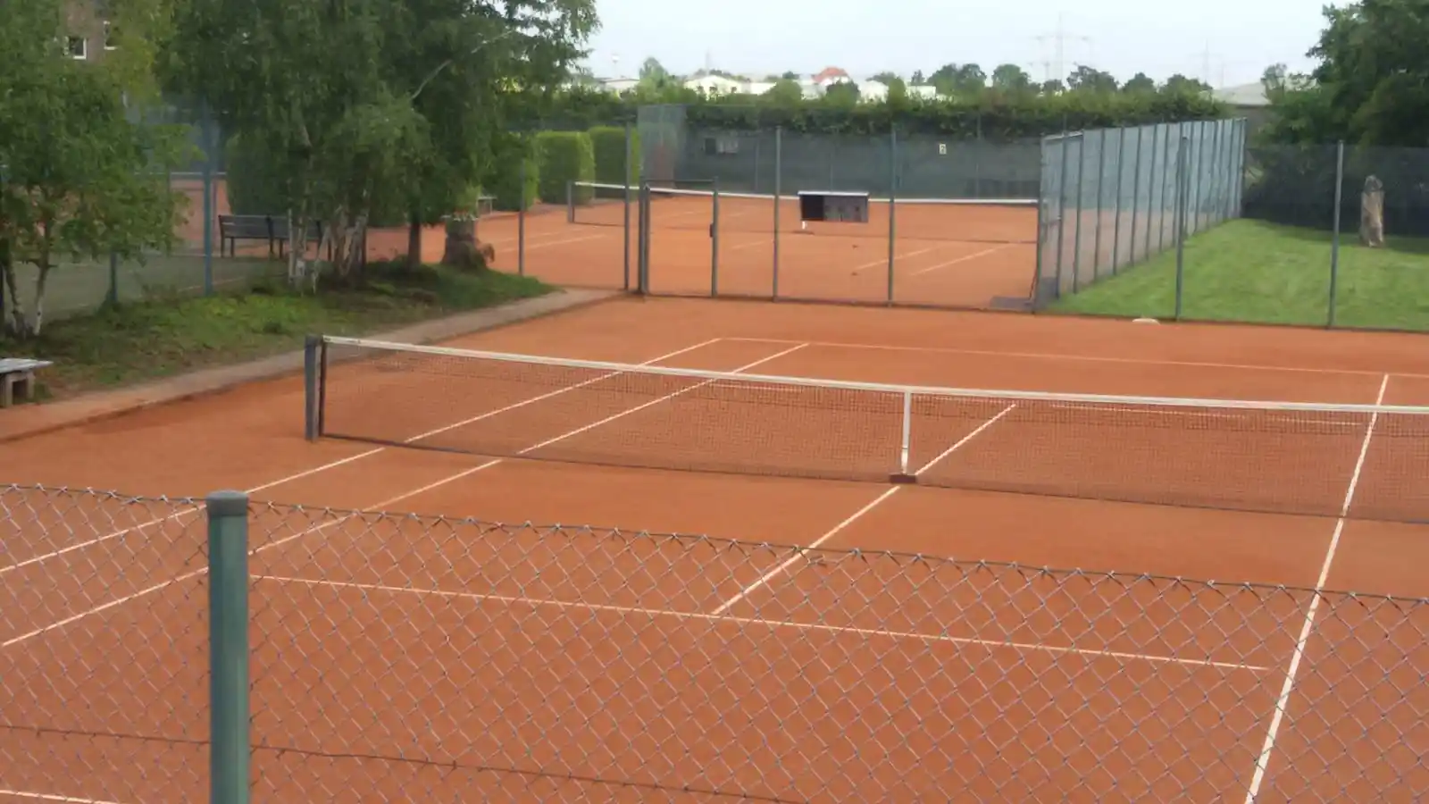 Tennispl&auml;tze des TC Stockheim mit Blick &uuml;ber die Anlage
